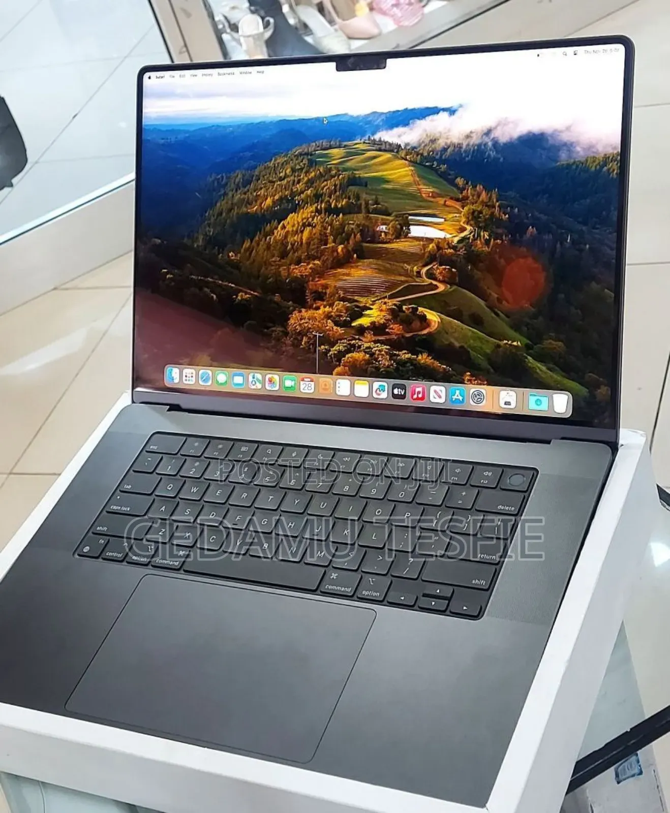 New Laptop Apple MacBook 18GB SSD 512GB