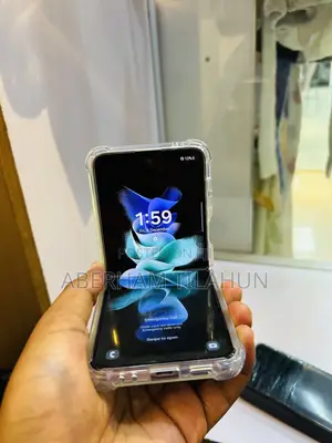 Photo - New Samsung Galaxy Z Flip 3 256 GB Purple