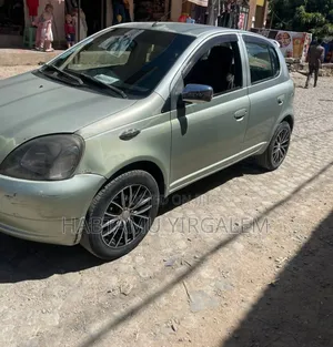 Photo - Toyota Vitz 2001