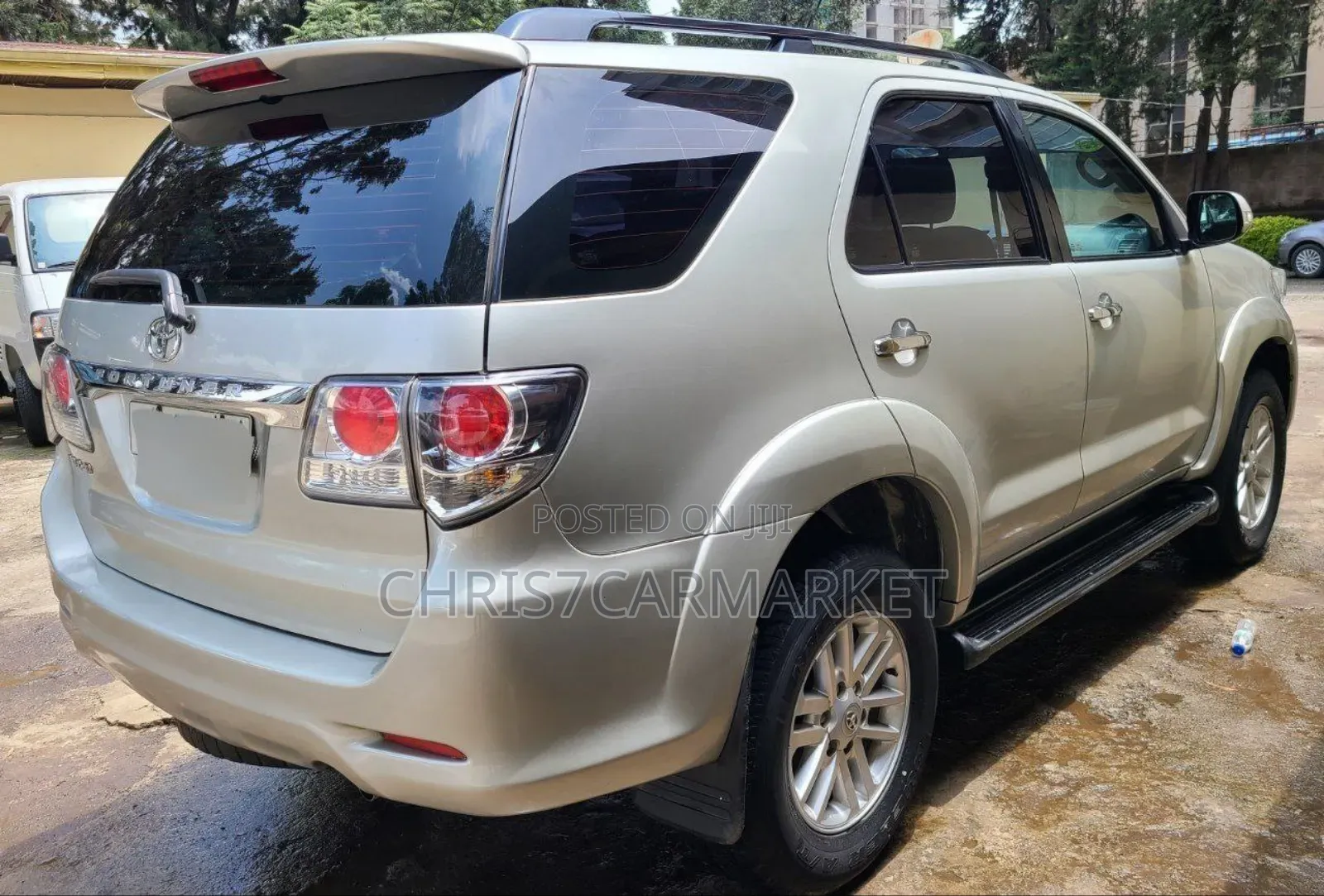 Toyota Fortuner 2.7 AWD 2012 Gold