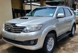 Photo - Toyota Fortuner 2.7 AWD 2012 Gold