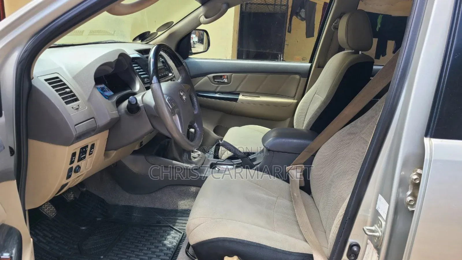 Toyota Fortuner 2.7 AWD 2012 Gold