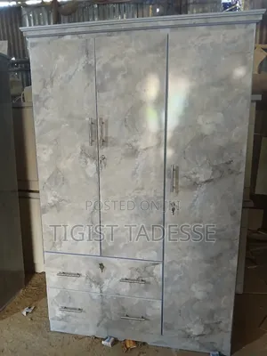 ቁም ሳጥን በላምኔት የተሠራ ሜትር ከሀያ