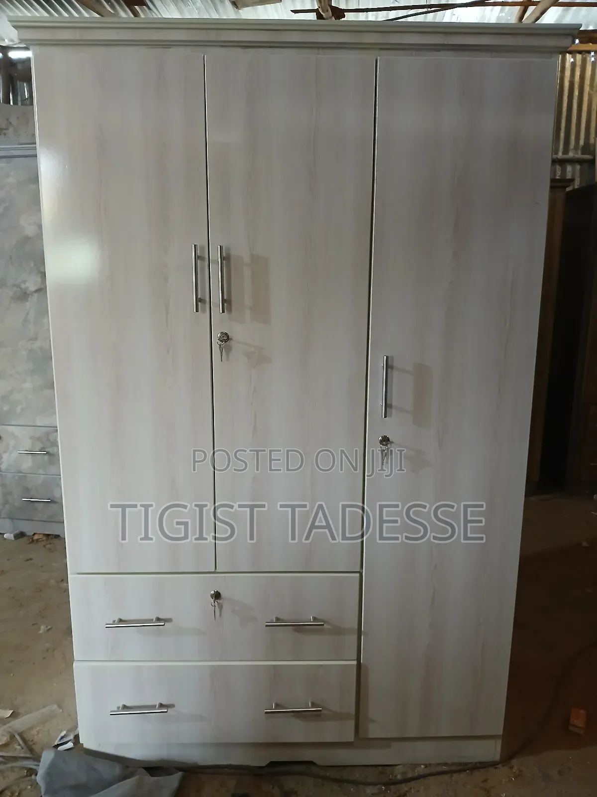 ቁም ሳጥን በላምኔት የተሠራ ሜትር ከሀያ