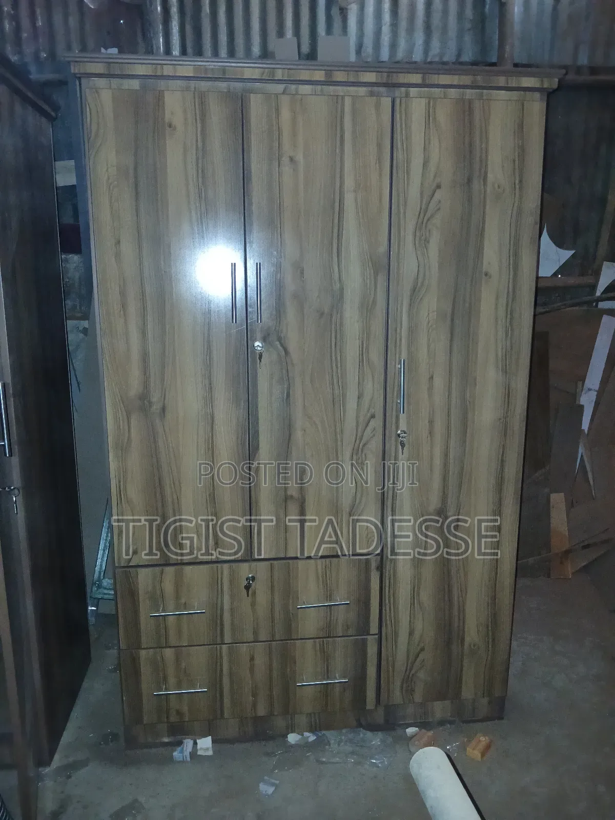 ቁም ሳጥን በላምኔት የተሠራ ሜትር ከሀያ