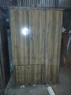 ቁም ሳጥን በላምኔት የተሠራ ሜትር ከሀያ