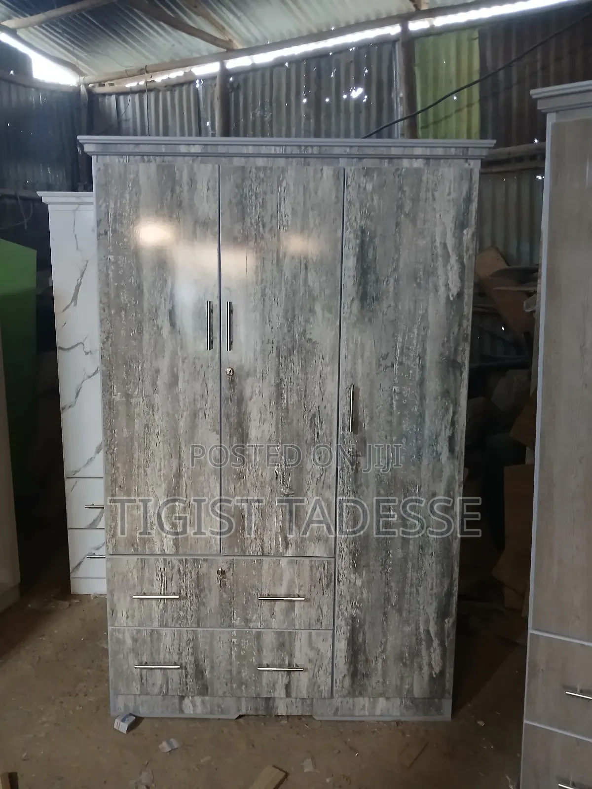 ቁም ሳጥን በላምኔት የተሠራ ሜትር ከሀያ