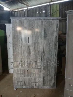 ቁም ሳጥን በላምኔት የተሠራ ሜትር ከሀያ