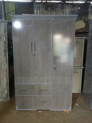 ቁም ሳጥን በላምኔት የተሠራ ሜትር ከሀያ