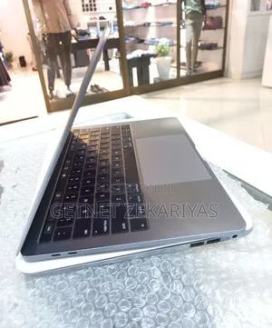 New Laptop Apple MacBook Pro 2017 8GB Intel Core I5 SSD 256GB