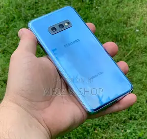 Photo - New Samsung Galaxy S10e 128 GB Black