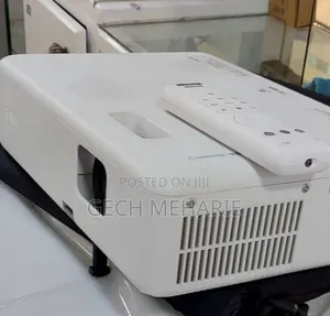 Brand New Epson Projector CO-W01 With Bag and Remote2