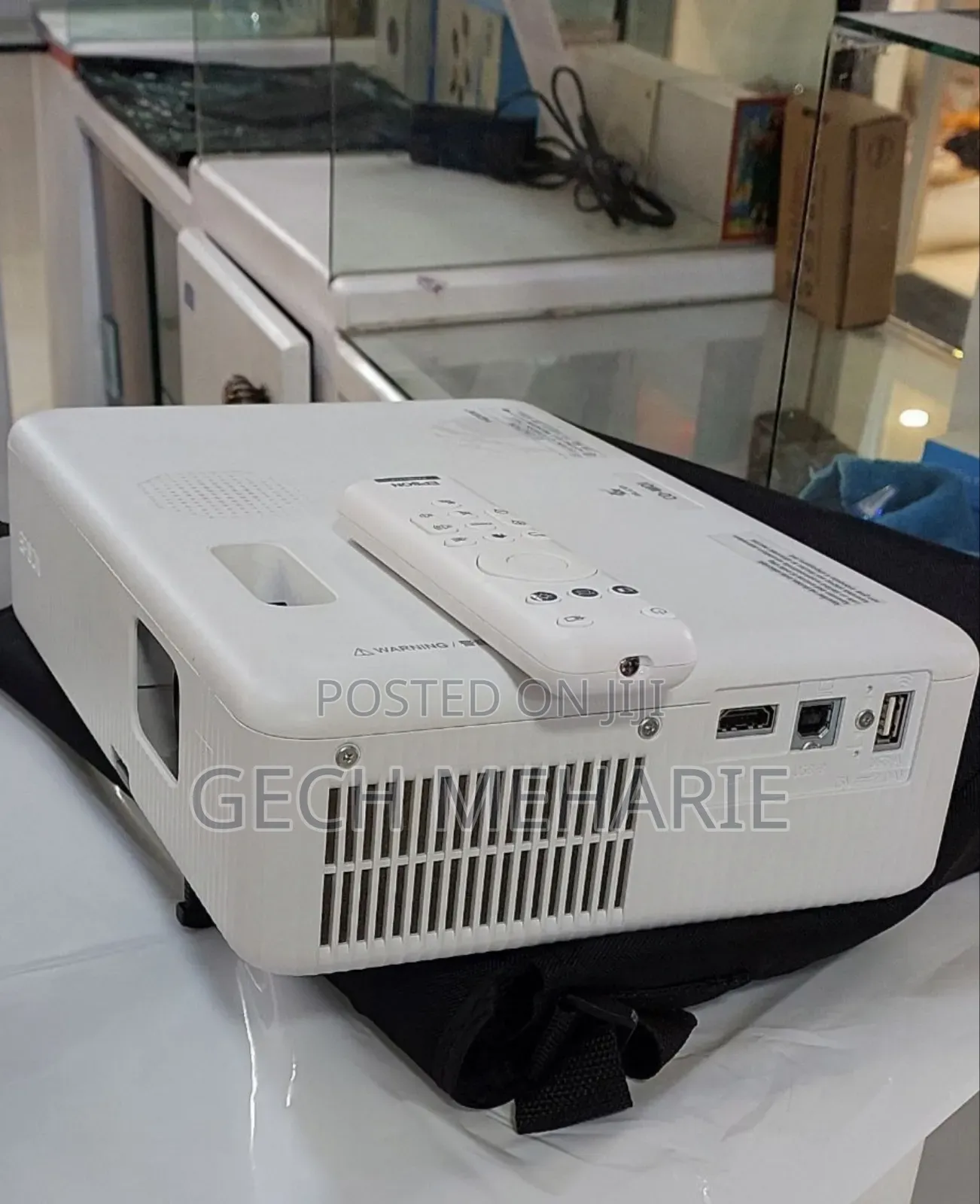 Brand New Epson Projector CO-W01 With Bag and Remote2