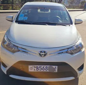 Photo - Toyota Yaris 2014 White