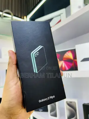 Photo - New Samsung Galaxy Z Flip6 256 GB Green