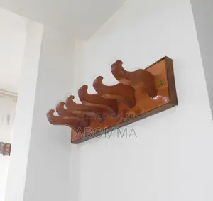 Photo - ኮት፣ ቦርሳ የመሳሰሉትን መስቀያ (Coat Hanger)