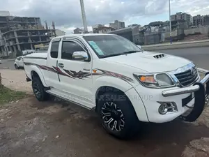 Toyota Hilux 2012 White