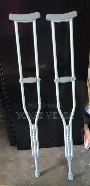 Photo - Variety of Under Shoulder, Under Arm Crutches鄤crutches