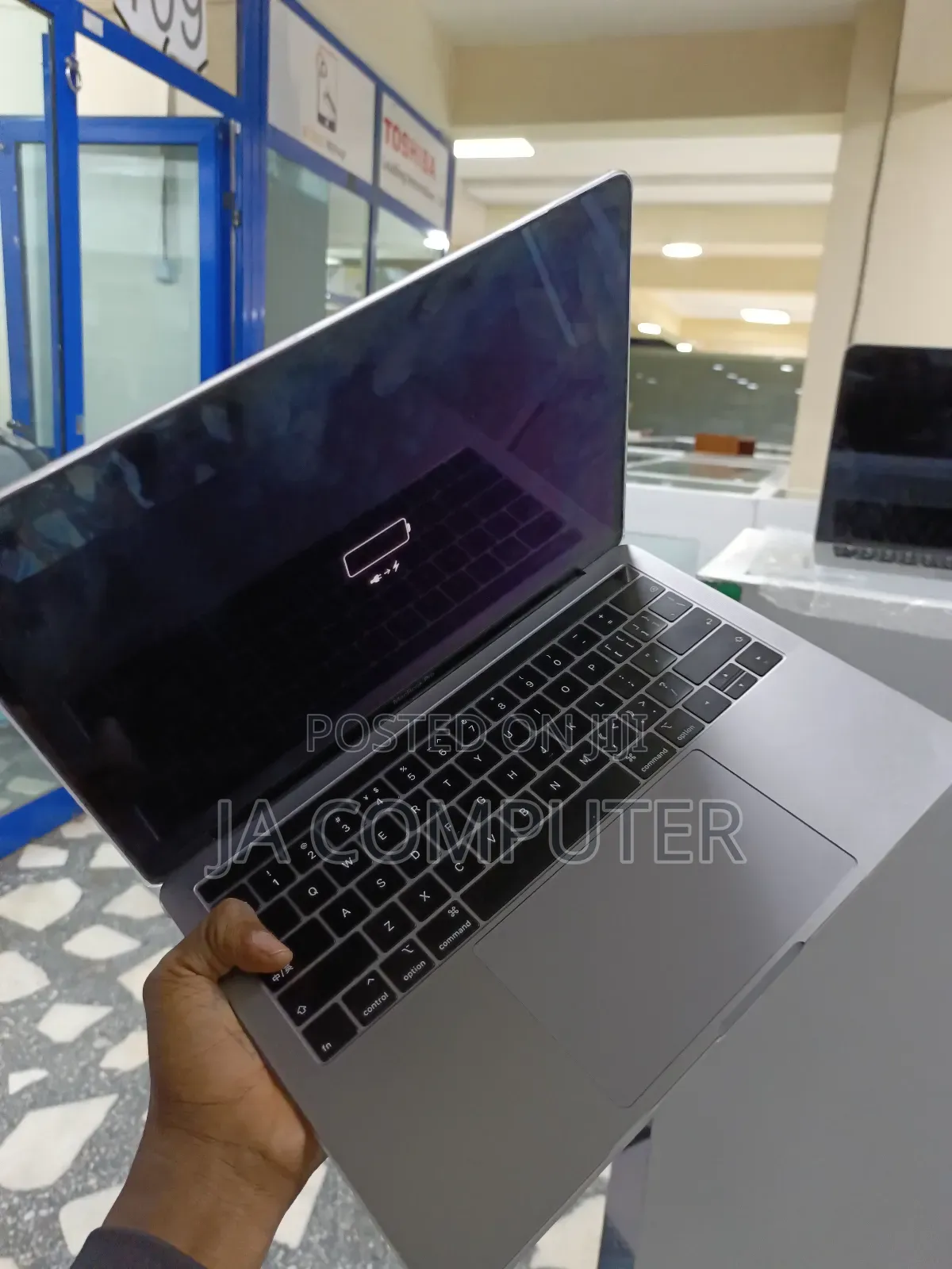 New Laptop Apple MacBook Pro 2015 8GB Intel Core I5 SSD 256GB