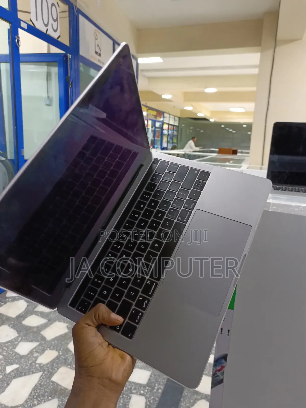 New Laptop Apple MacBook Pro 2015 8GB Intel Core I5 SSD 256GB