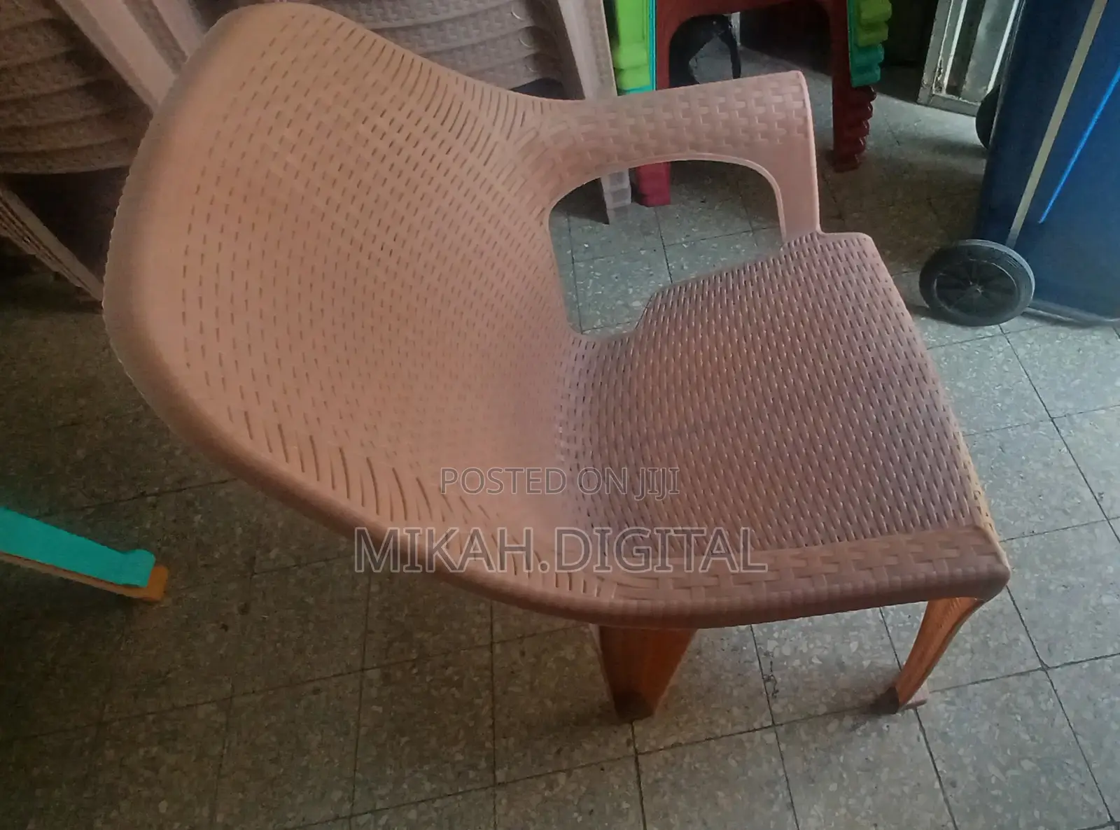 Brown Plastic Cafe Chair (በሳጠራ ዲዛይን የተሰራ Plastic Chairs )
