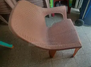 Brown Plastic Cafe Chair (በሳጠራ ዲዛይን የተሰራ Plastic Chairs )