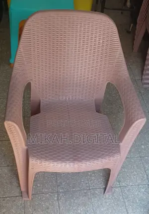 Brown Plastic Cafe Chair (በሳጠራ ዲዛይን የተሰራ Plastic Chairs )