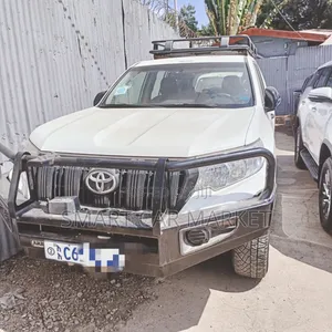 Photo - Toyota Land Cruiser 2018 White