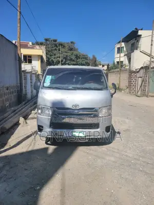 Photo - Toyota HiAce 2005 Silver