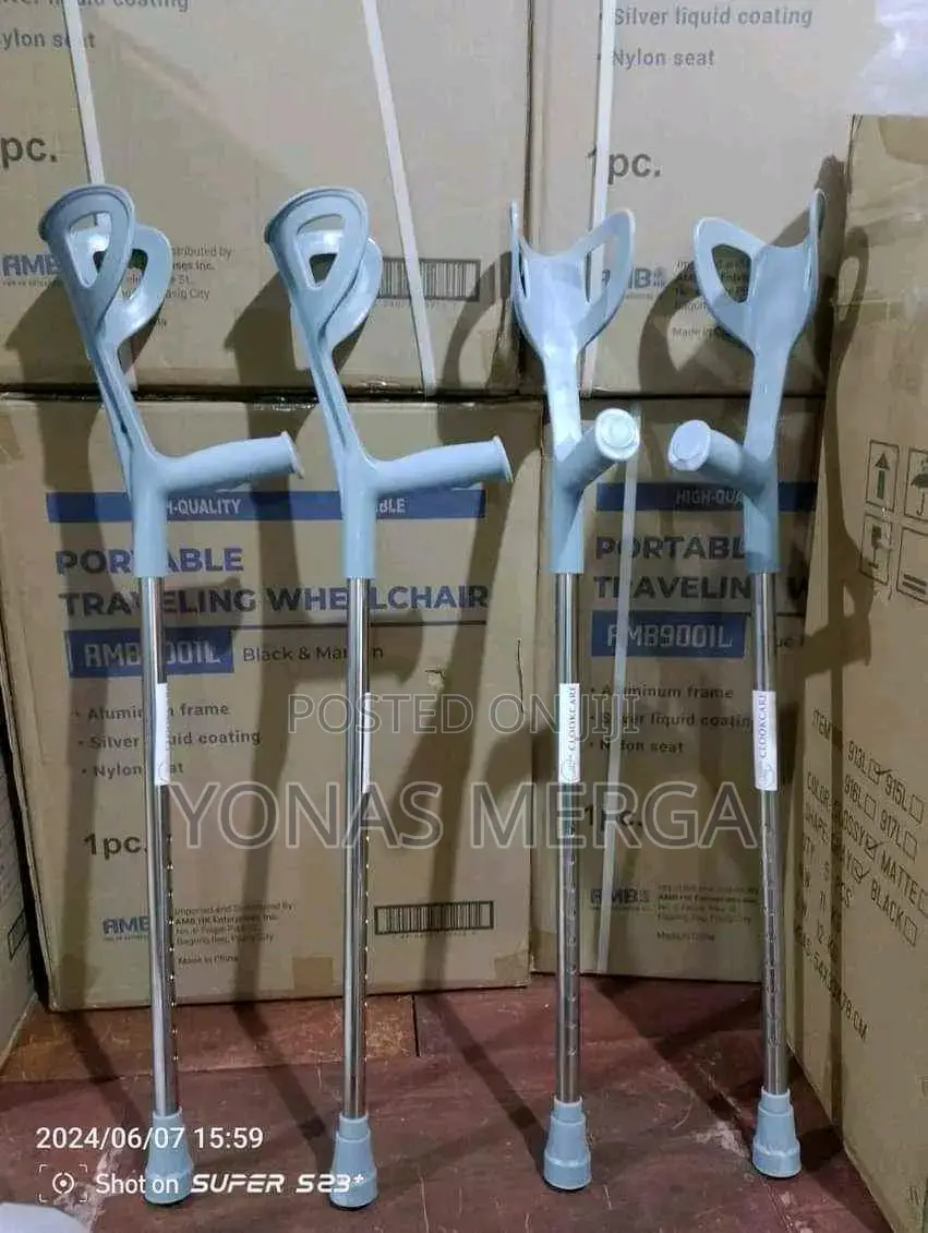 Adjustable Walking Crutches聘adults/Young/Elder(Color:Silver)