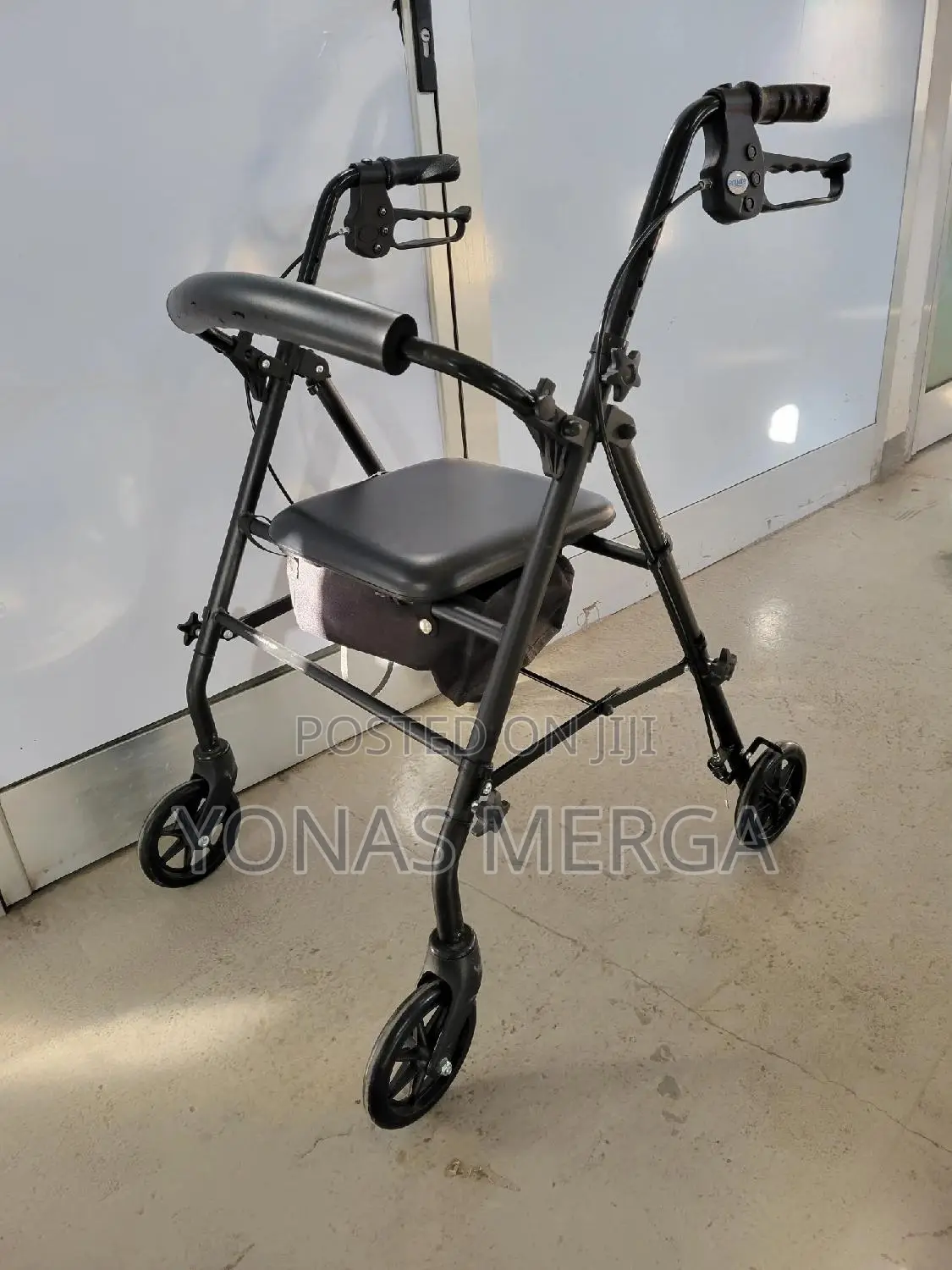 Force Lightweight Folding Aluminium Four指walker画 Padded Seat