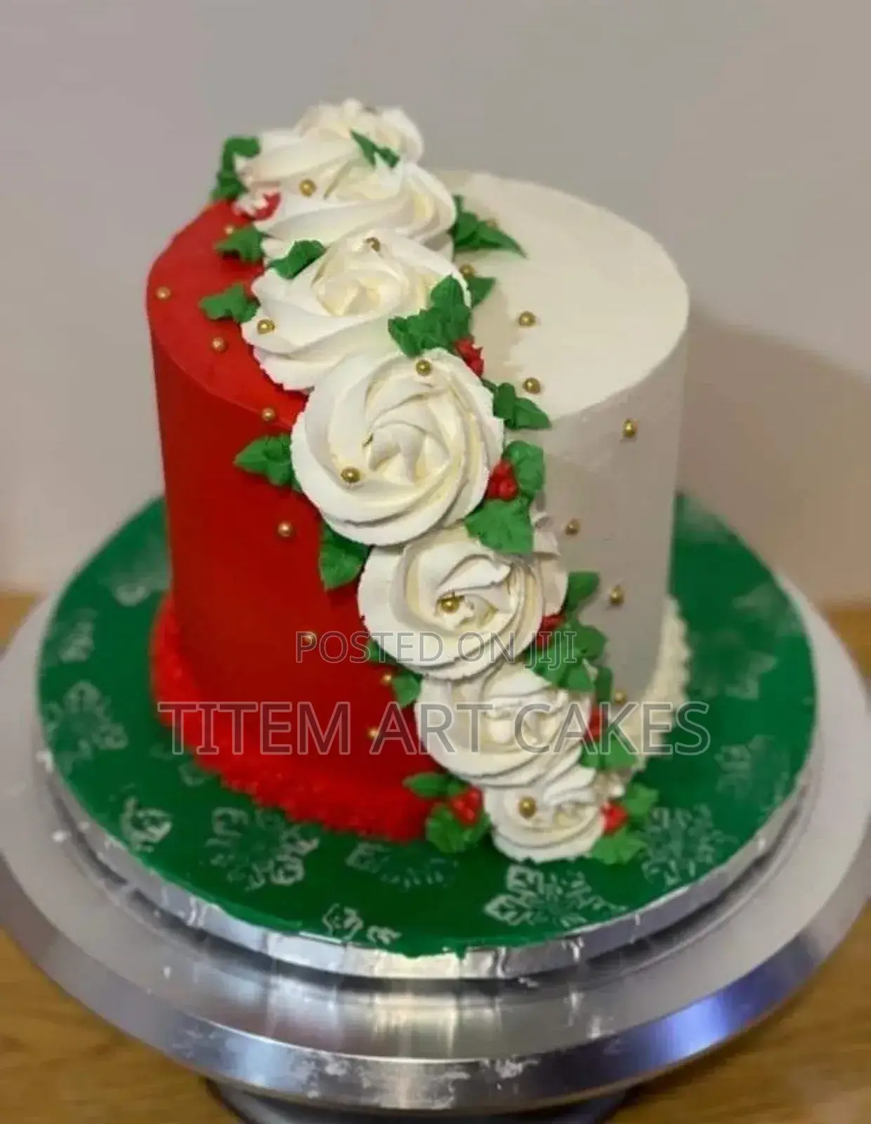 Christmas Cake With Cupcake