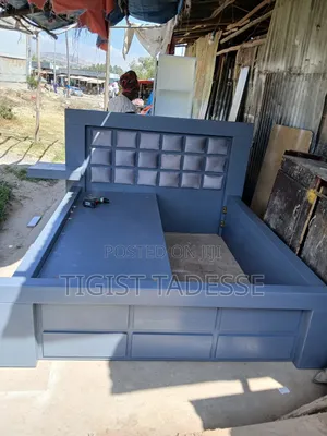 ፅድት ያለ በ Oak የተሠራ አልጋ