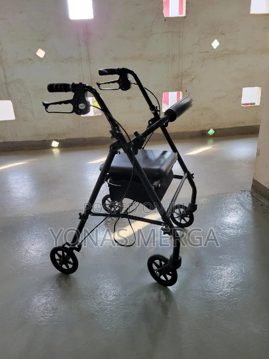 Walker堪handle Height Is Adjustable With Locking Loop Brakes