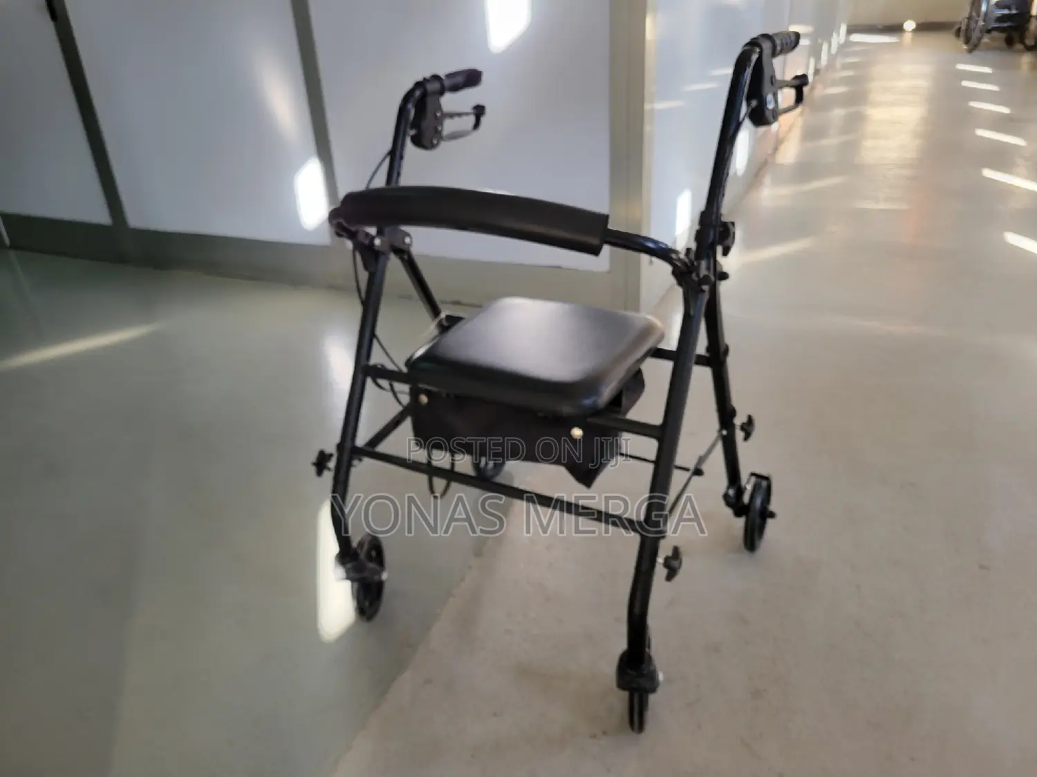 Walker寂carex 4 Wheel Rollator Walker With Seat and 8" Wheels