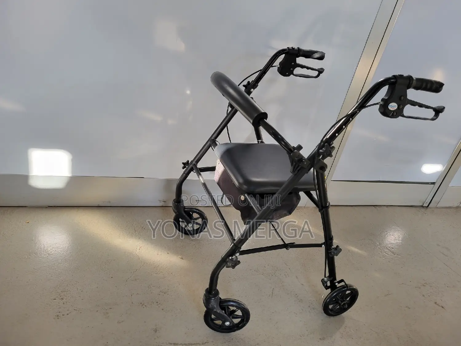 Walker喫walker With Wheels Is Made of Steel and Very Sturdy