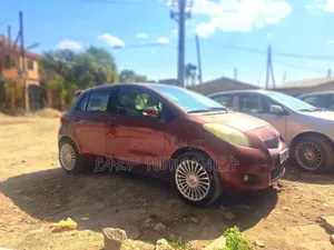 Photo - Toyota Yaris 2010 Burgundy