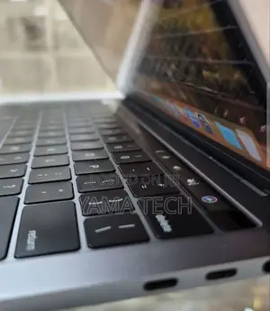 New Laptop Apple MacBook Pro 2018 8GB Intel Core I7 SSD 512GB