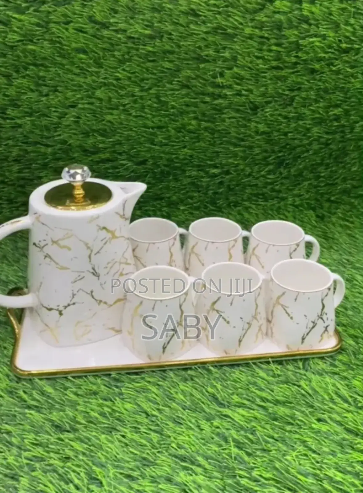 የሻይ/ የወተት ማቅረቢያ ሴት