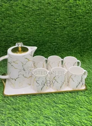 የሻይ/ የወተት ማቅረቢያ ሴት