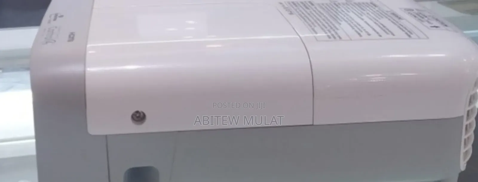 BRAND NEW EPSON Projector Has Remote