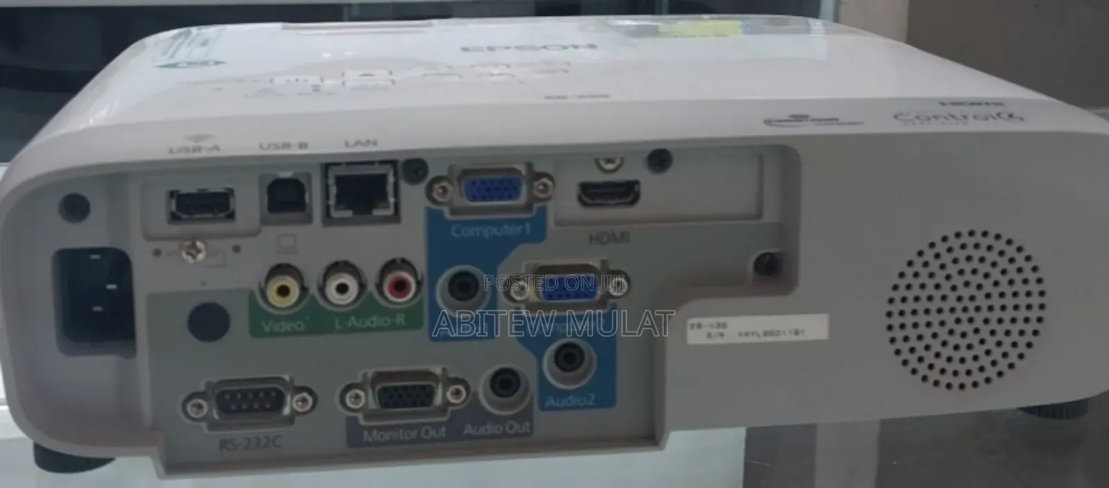 BRAND NEW EPSON Projector Has Remote