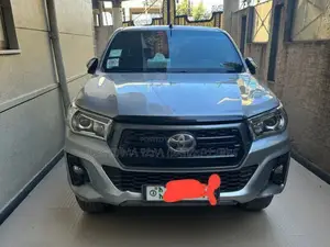 Photo - Toyota Hilux 2020 Silver