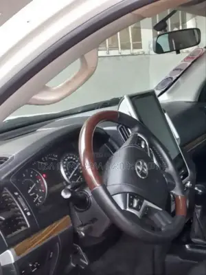 Toyota Land Cruiser 2011 White