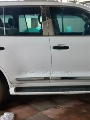 Toyota Land Cruiser 2011 White