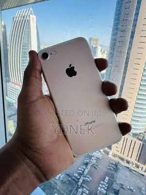 Photo - Apple iPhone 7 128 GB Gold