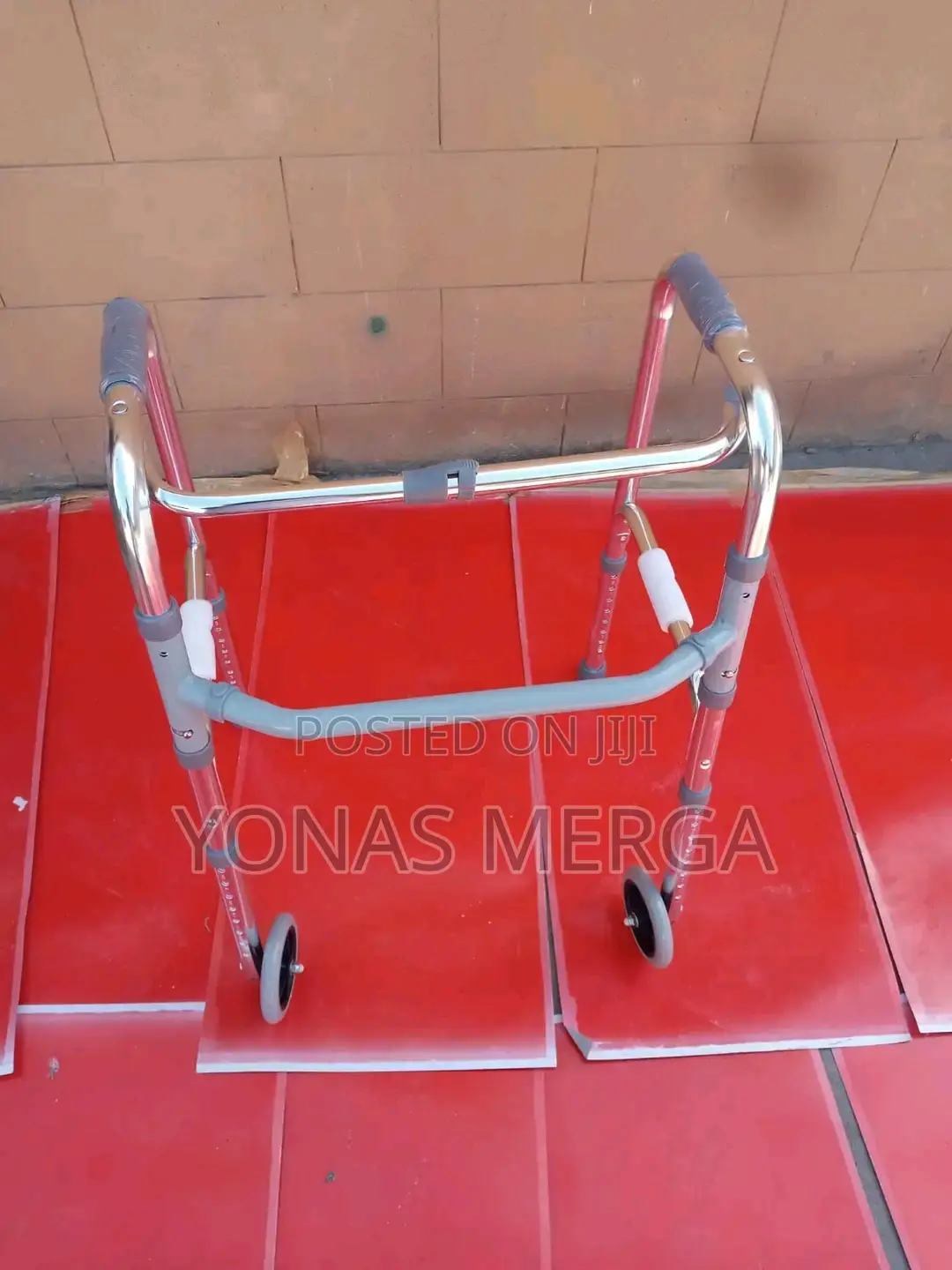 Walker囓wheels on Front Legs-智the Walker Offers Front Wheel