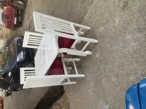 ዉብ እና ዘመናዊ ባለ አራት መቀመጫ የምግብ ጠረጼዛ ለማግኘት ይደዉሉ