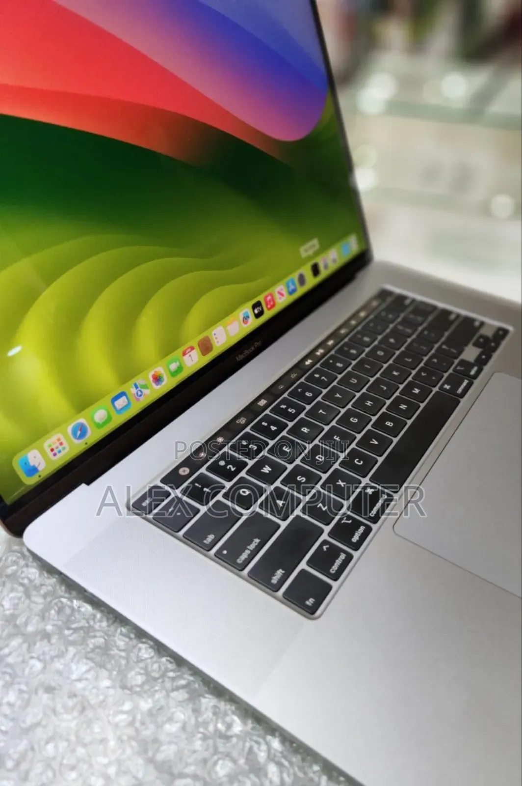 New Laptop Apple MacBook Pro 2019 16GB Intel Core i7 SSD 512GB