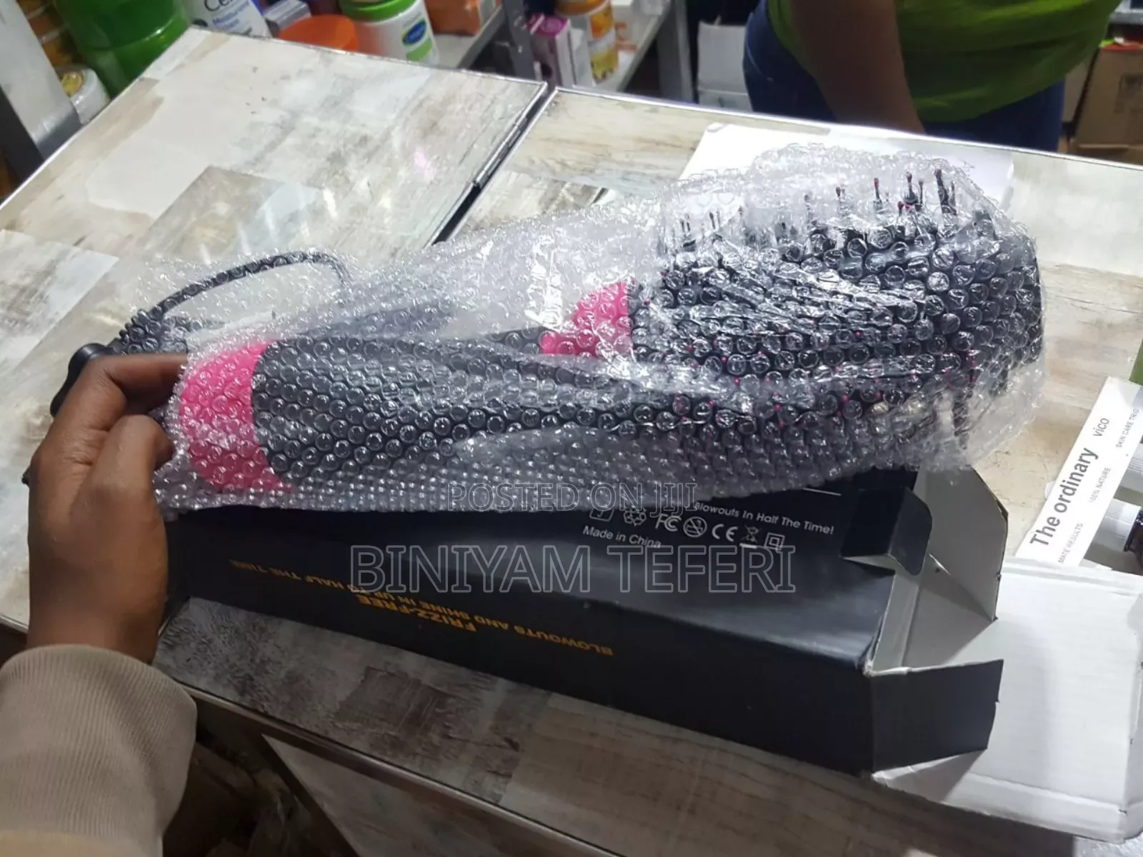 ፀጉር እያበጠረ የሚያደርቅ